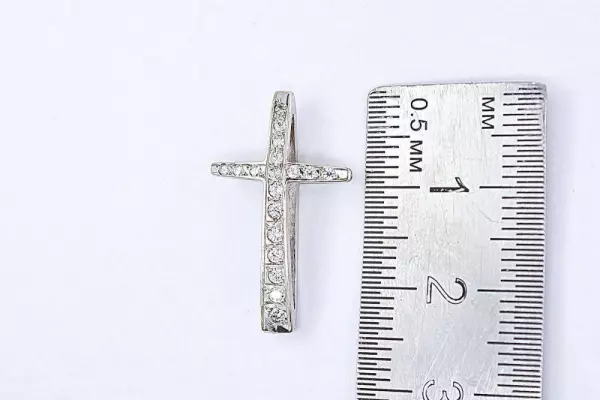 Крест из белого золота 585 пробы 1,73 гр. с недрагоценными камнями б/у