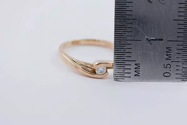Кольцо из красного золота с недрагоценным камнем