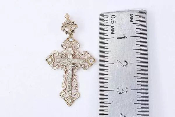 Крест из комбинированого золота 583 пробы 2,91 гр. с бриллиантом б/у