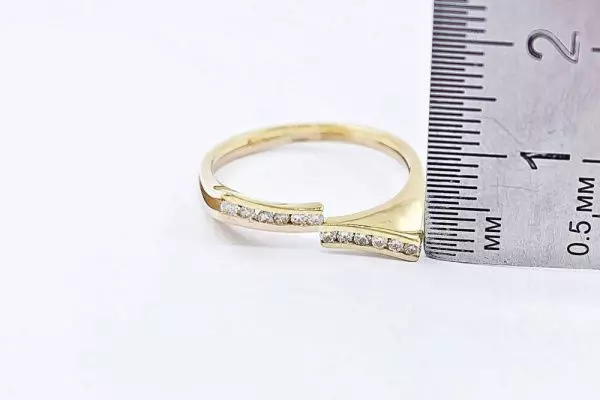 Кольцо из желтого золота 585 пробы 2,29 гр. с бриллиантом б/у